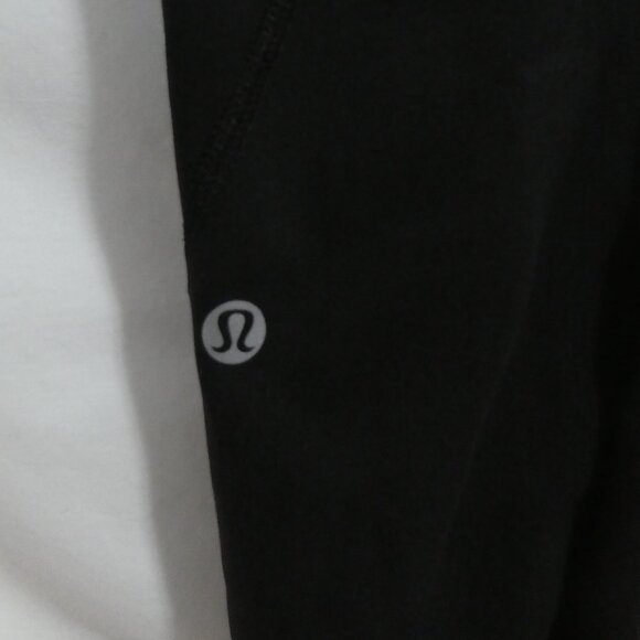 LULULEMON ATHLETICA | size 4 | Black Yoga Leggings | Mesh Panels | Zip Pockets - Picture 15 of 16